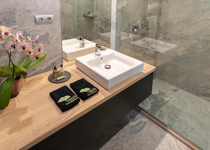 Отель Allure & Эгер